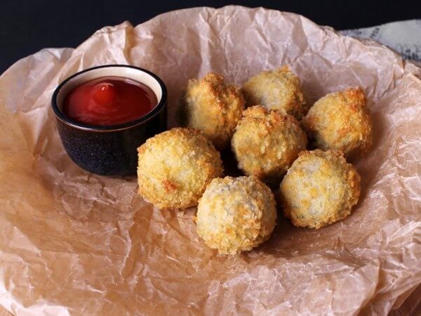 Сырные шарики с халапенью и соусом