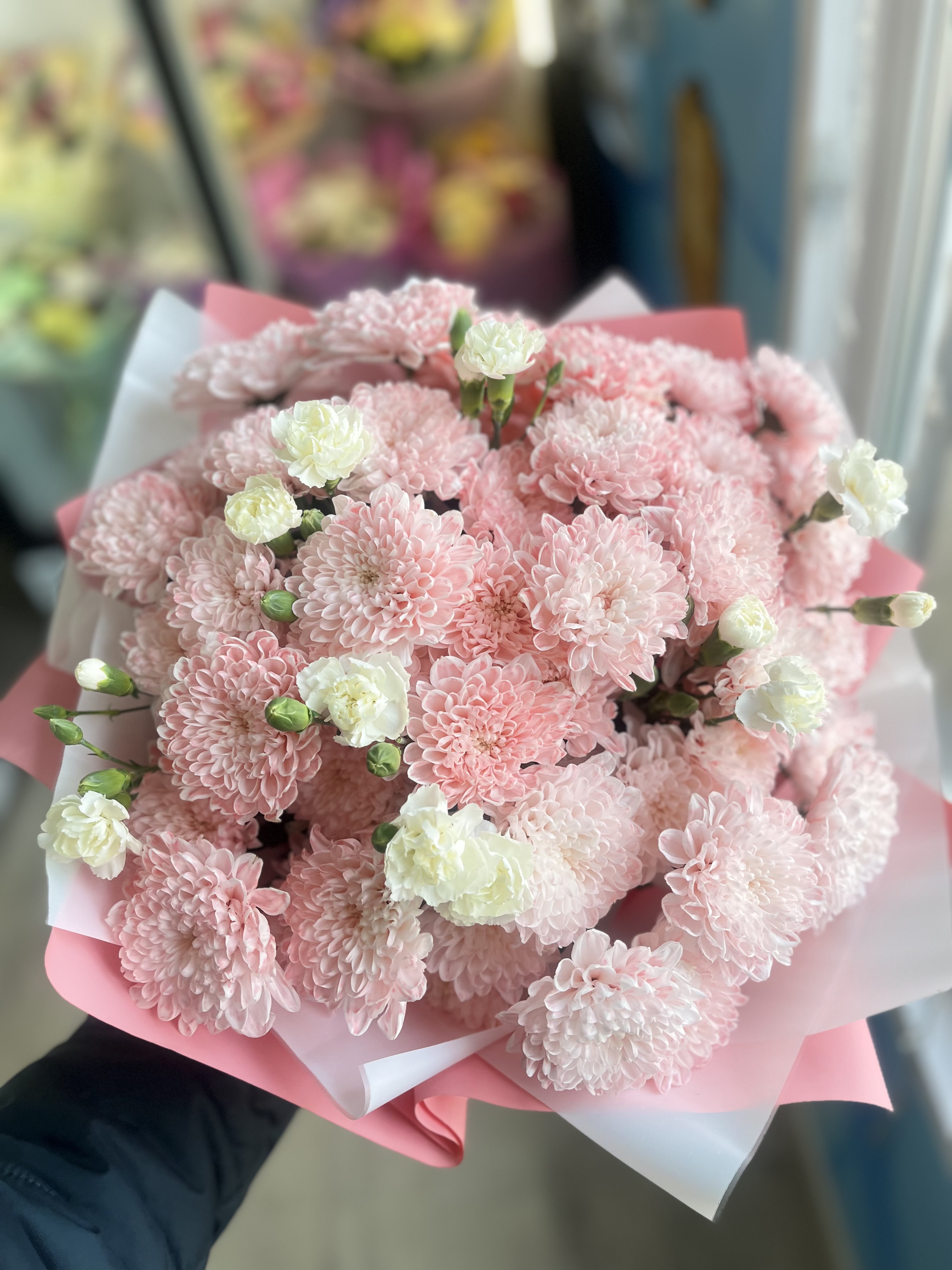 Коралловые кустовые хризантемы с белой кустовой гвоздикой