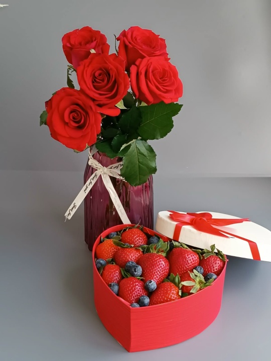 Сет Сердце с клубникой и розами под ленту