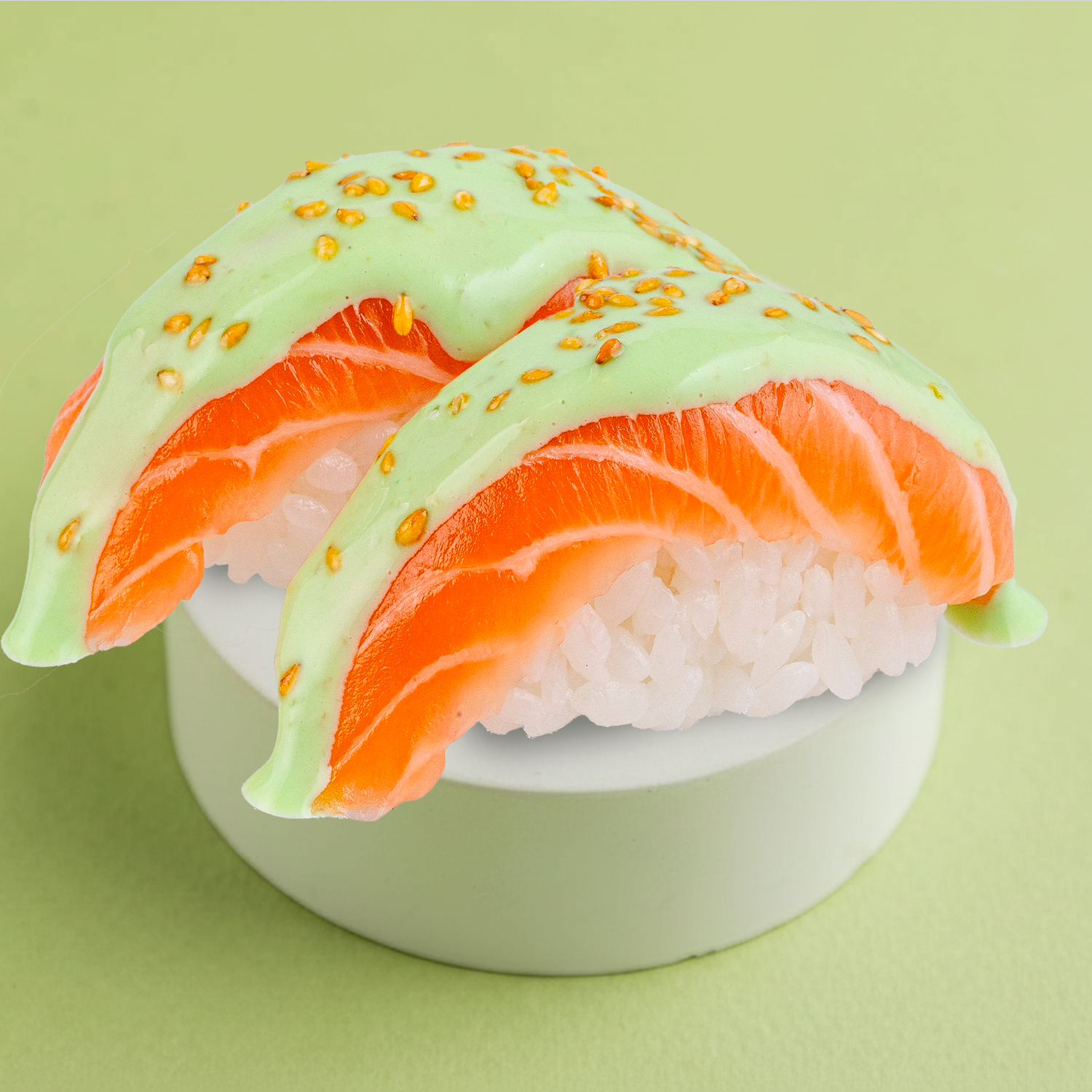 Суши с лососем и соусом васаби