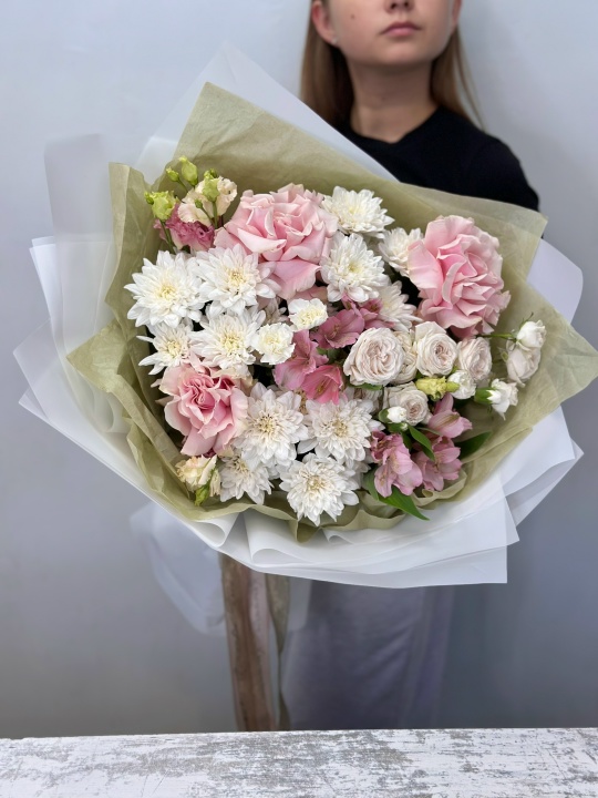Букет с пушистой хризантемой ,французскими розами и альстромерией