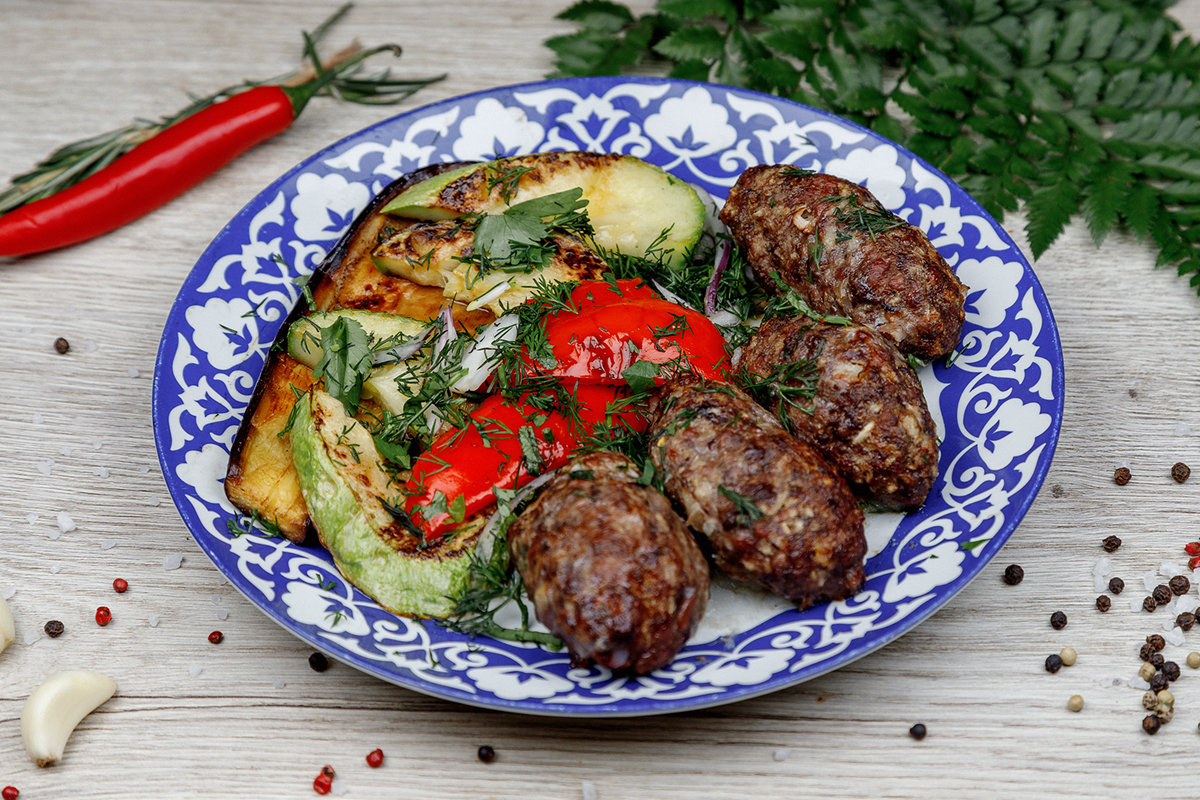 Люля-кебаб с овощами гриль