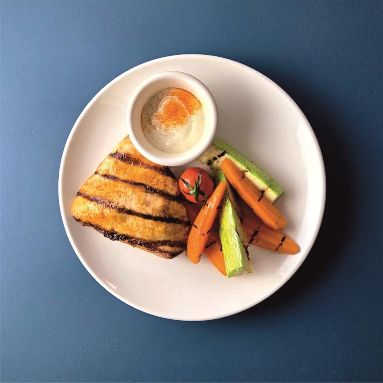 Индейка на гриле с овощами и сливочно-пряном соусом