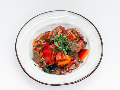 Теплый салат из говядины с овощами По-Бакински