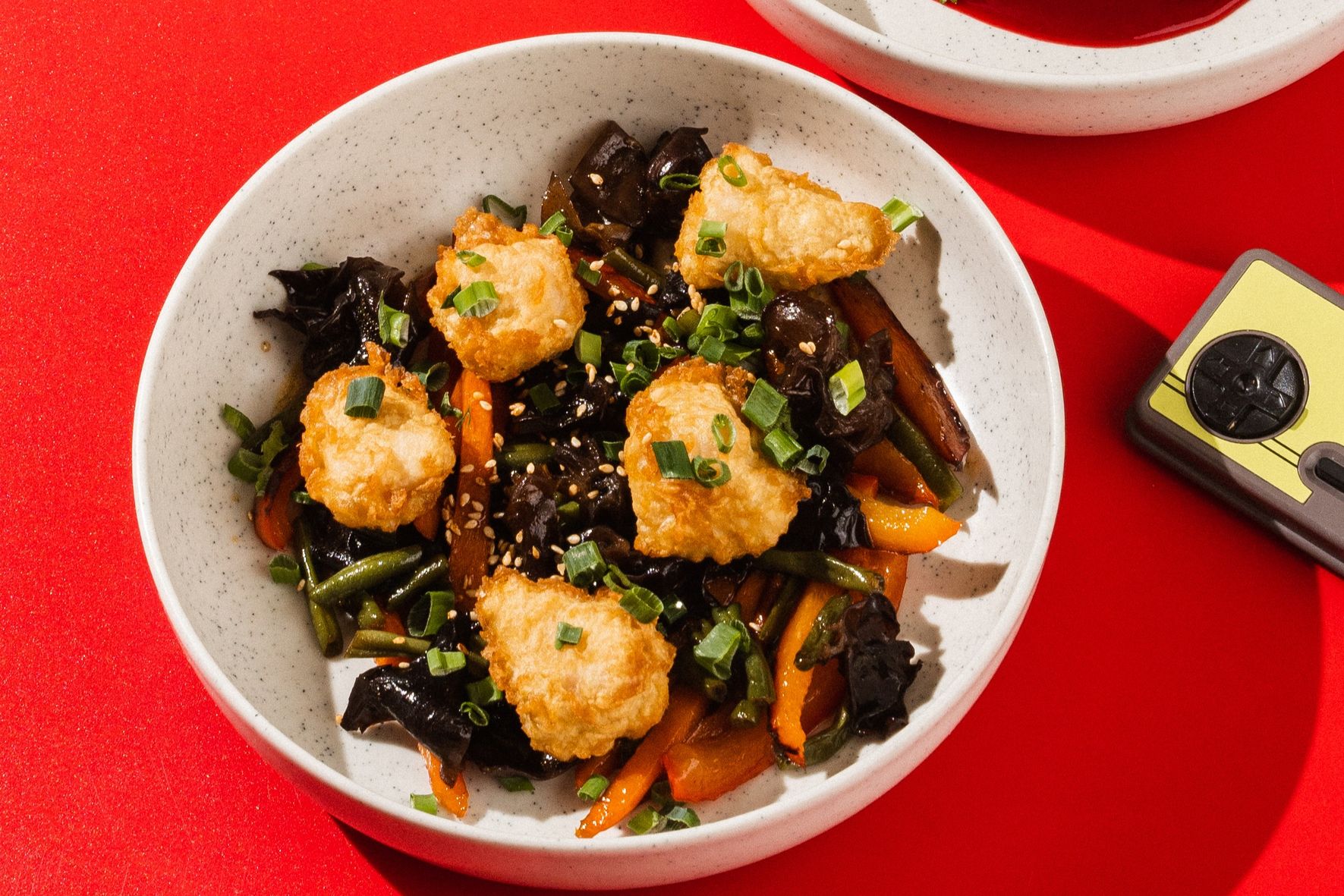 Попкорн из куриного филе со стручковой фасолью и муэром