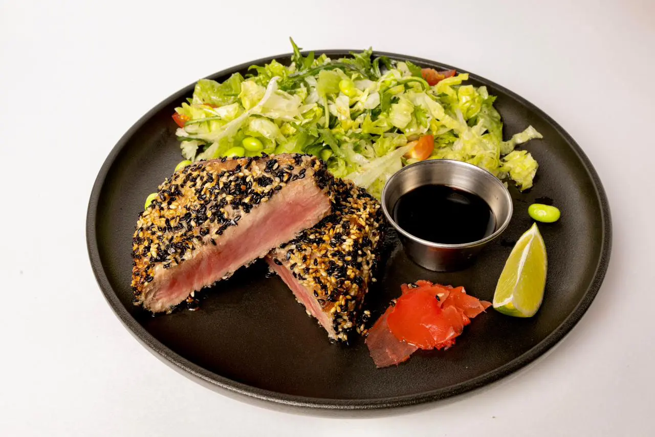 Стейк из тунца со свежим салатом