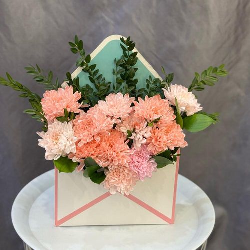 Цветочная композиция из розовых хризантем в конверте (к0033)