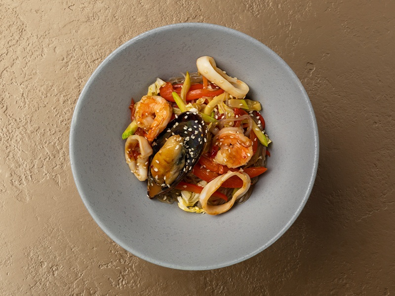 Фунчоза с морепродуктами, овощами и соусом терияки