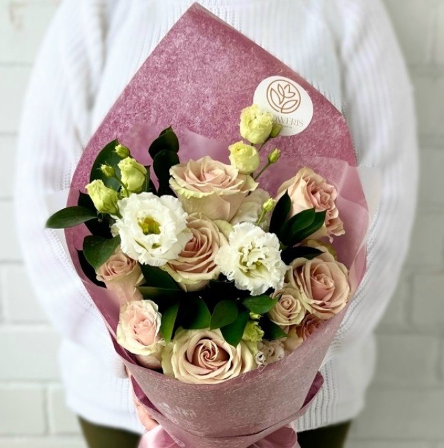 Букет "Sweet dreams" из одноголовых роз и эустомы