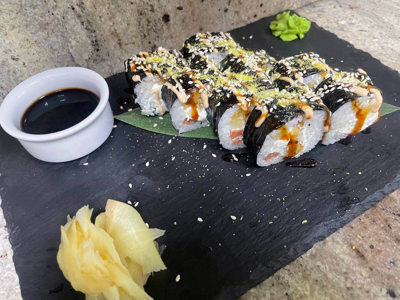 Фирменый ролл кунжут