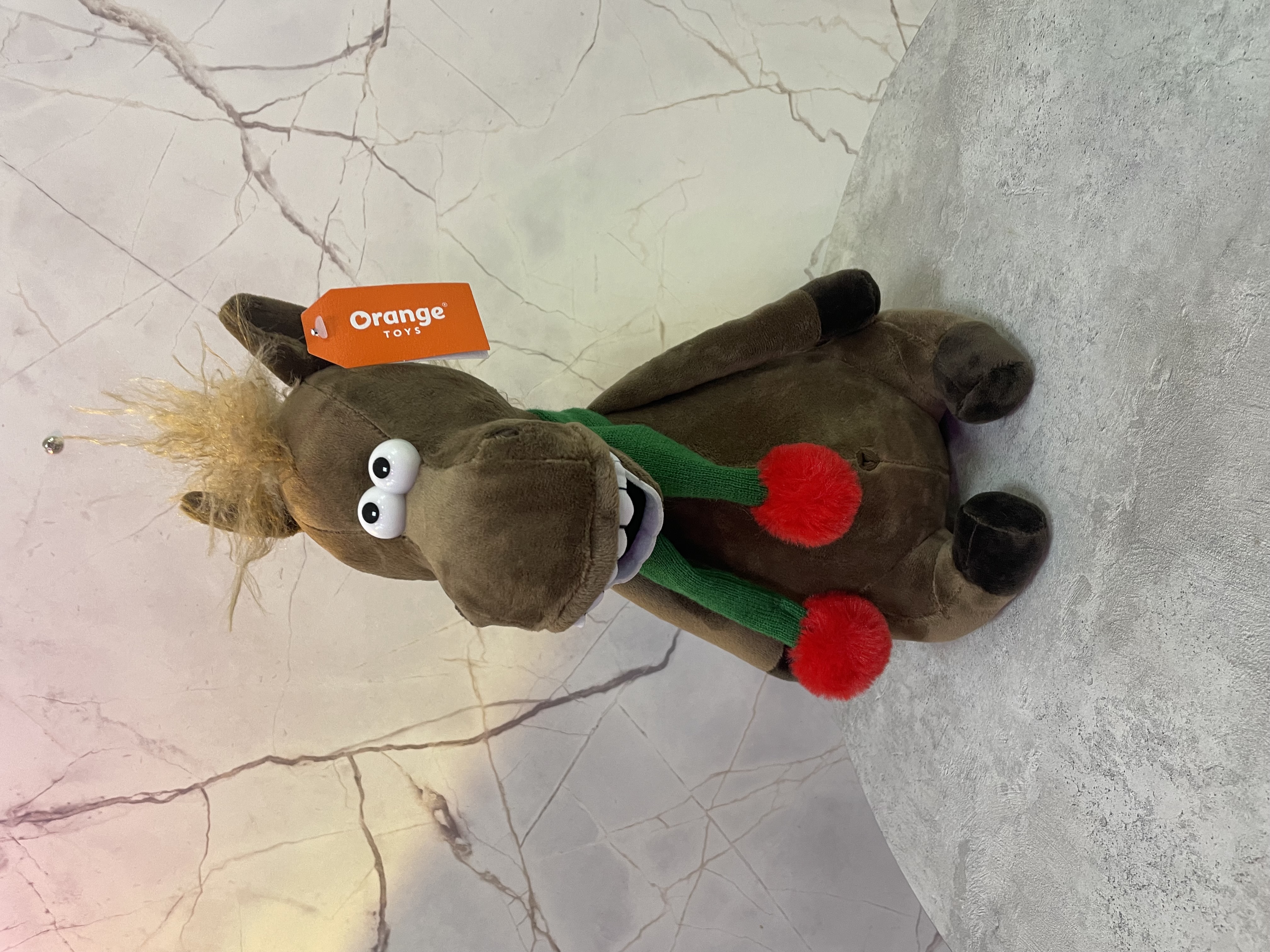 Конь в шарфе