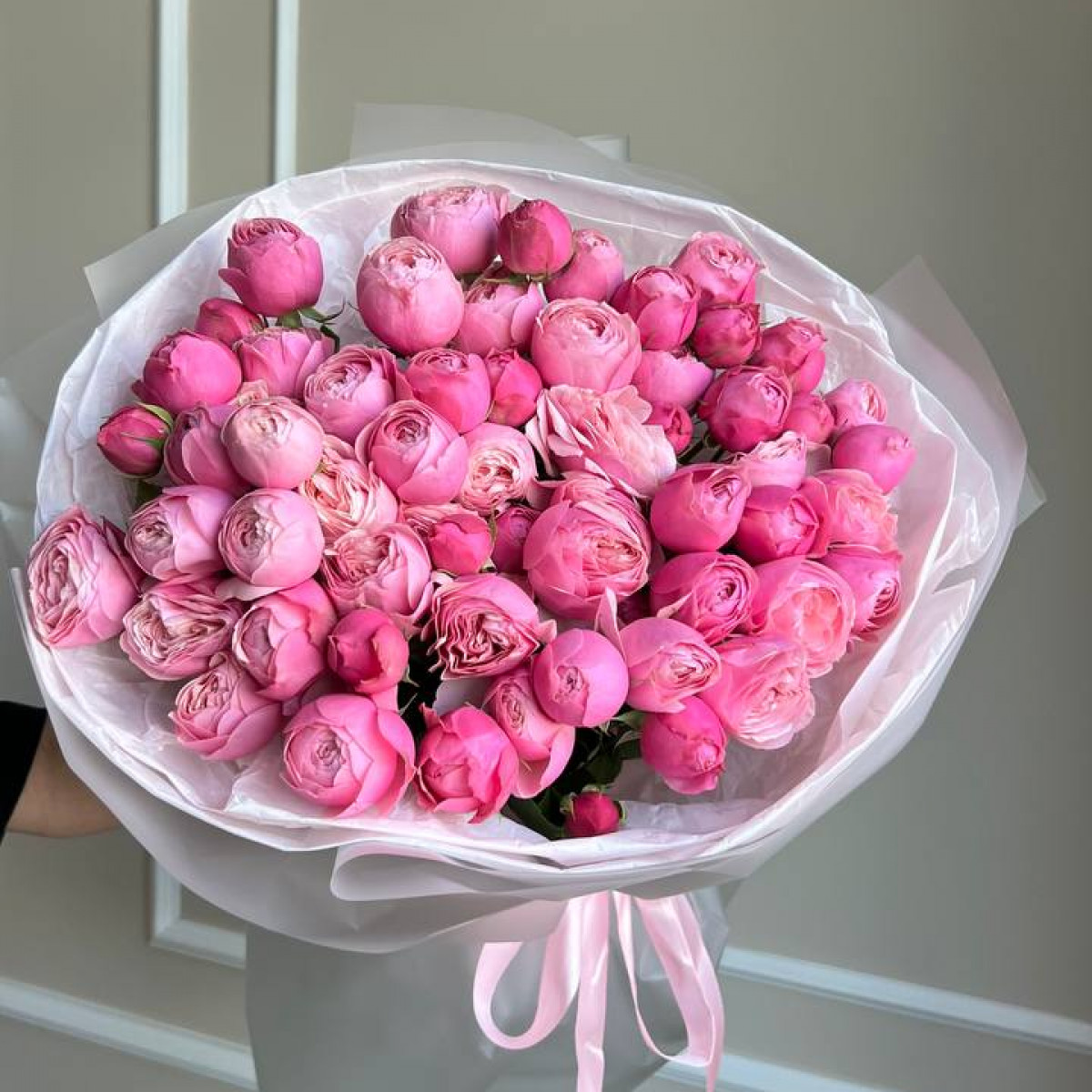 Моно букет из пионовидных кустовых роз (предзаказ)