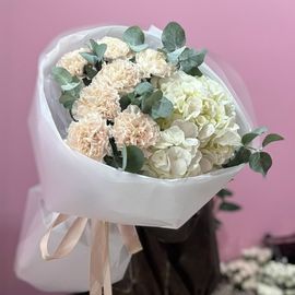 Гортензия с кремовыми диантусами и эвкалиптом