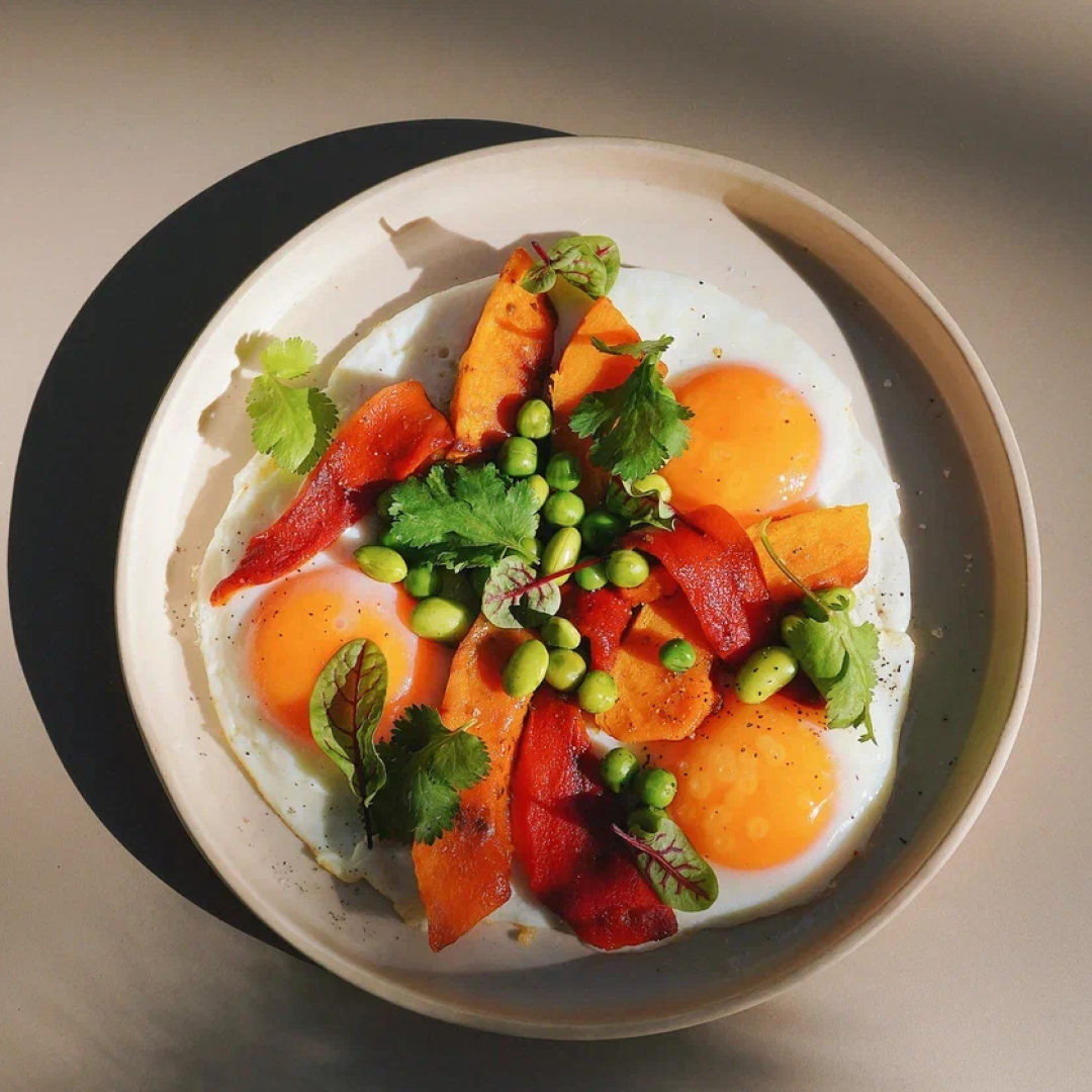 Яичница, сезонные овощи