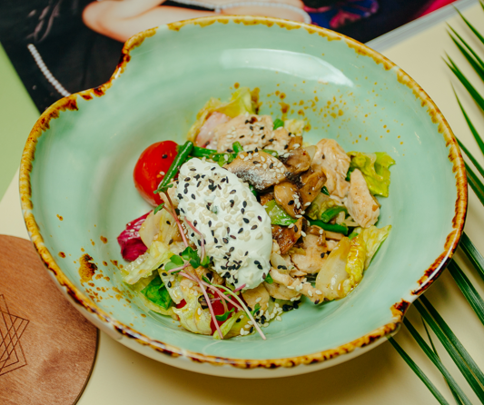 Салат с цыпленком грибами и фасолью