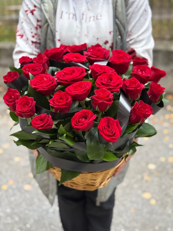 Траурная композиция из 20 красных роз