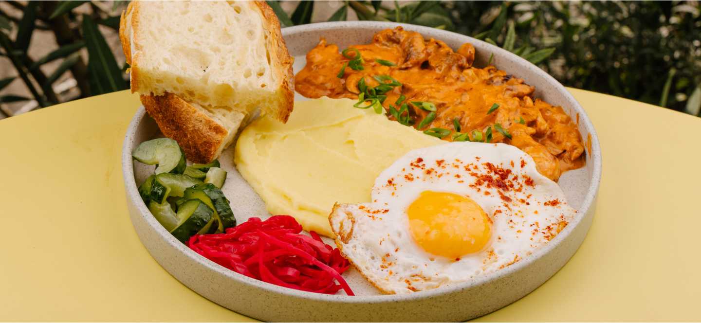 Бефстроганов из говядины и цыплёнка c картофельным  пюре