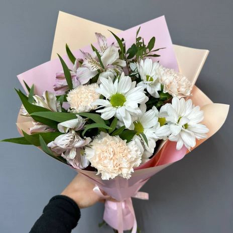 Букет из хризантем, диантусов и альстром