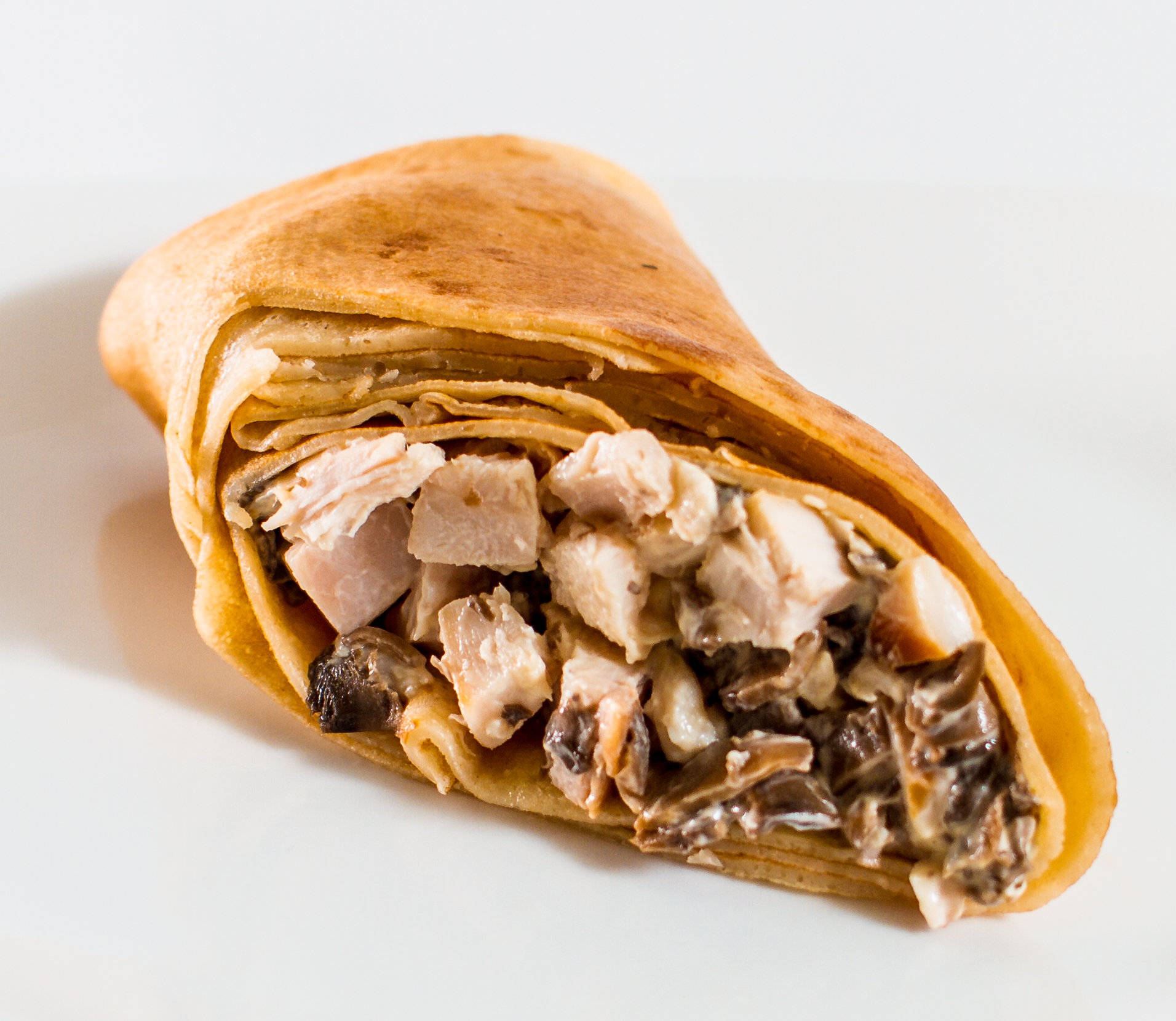 Блинчик с копченой курицей и грибами