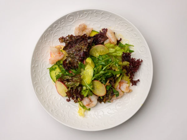 Салат с креветками и соусом манго