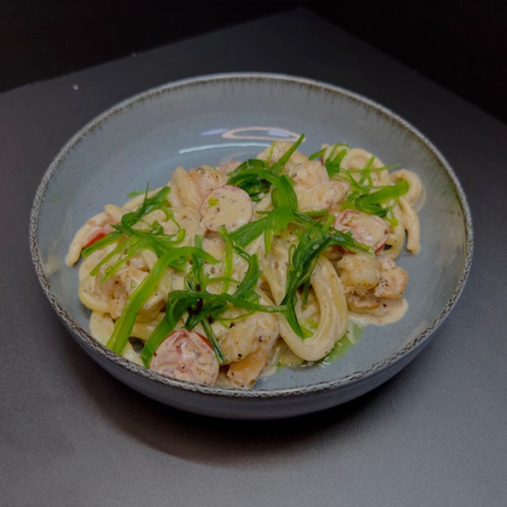 Лапша с креветкой в сливочно-кунжутном соусе