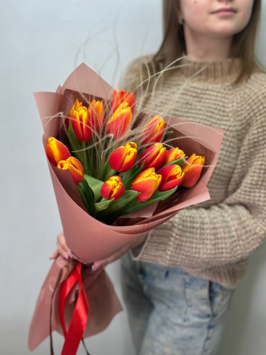 Букет с яркими тюльпанами и стифой