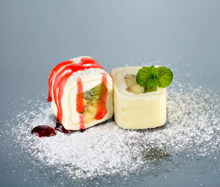Сладкий ролл с бананом, киви и сыром