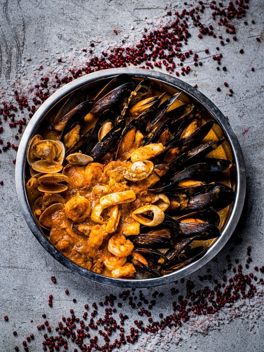 *Ассорти из морепродуктов в томатно-пряном соусе