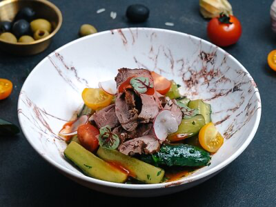 Салат Битые огурцы с ростбифом