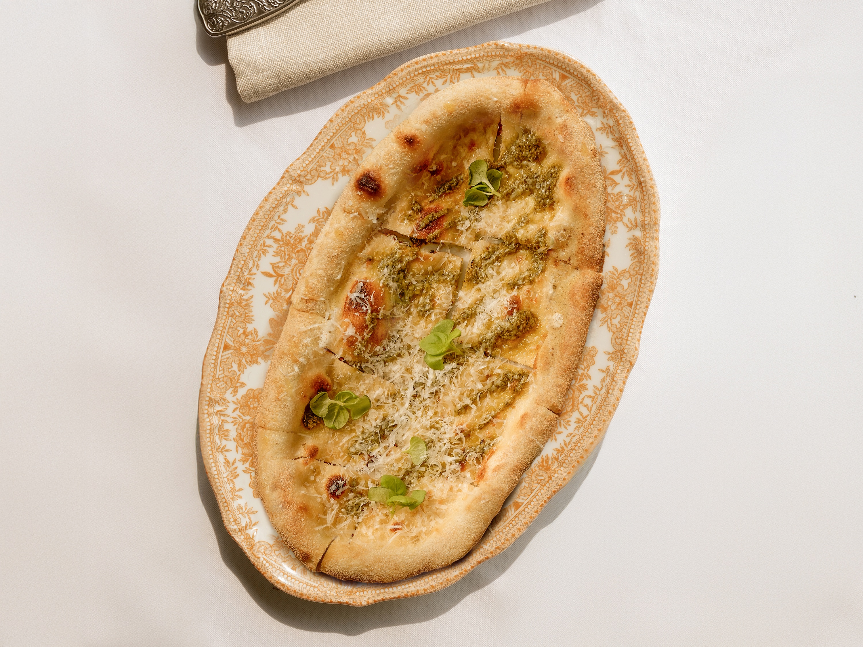 Фокачча с пармезаном и соусом чимичурри