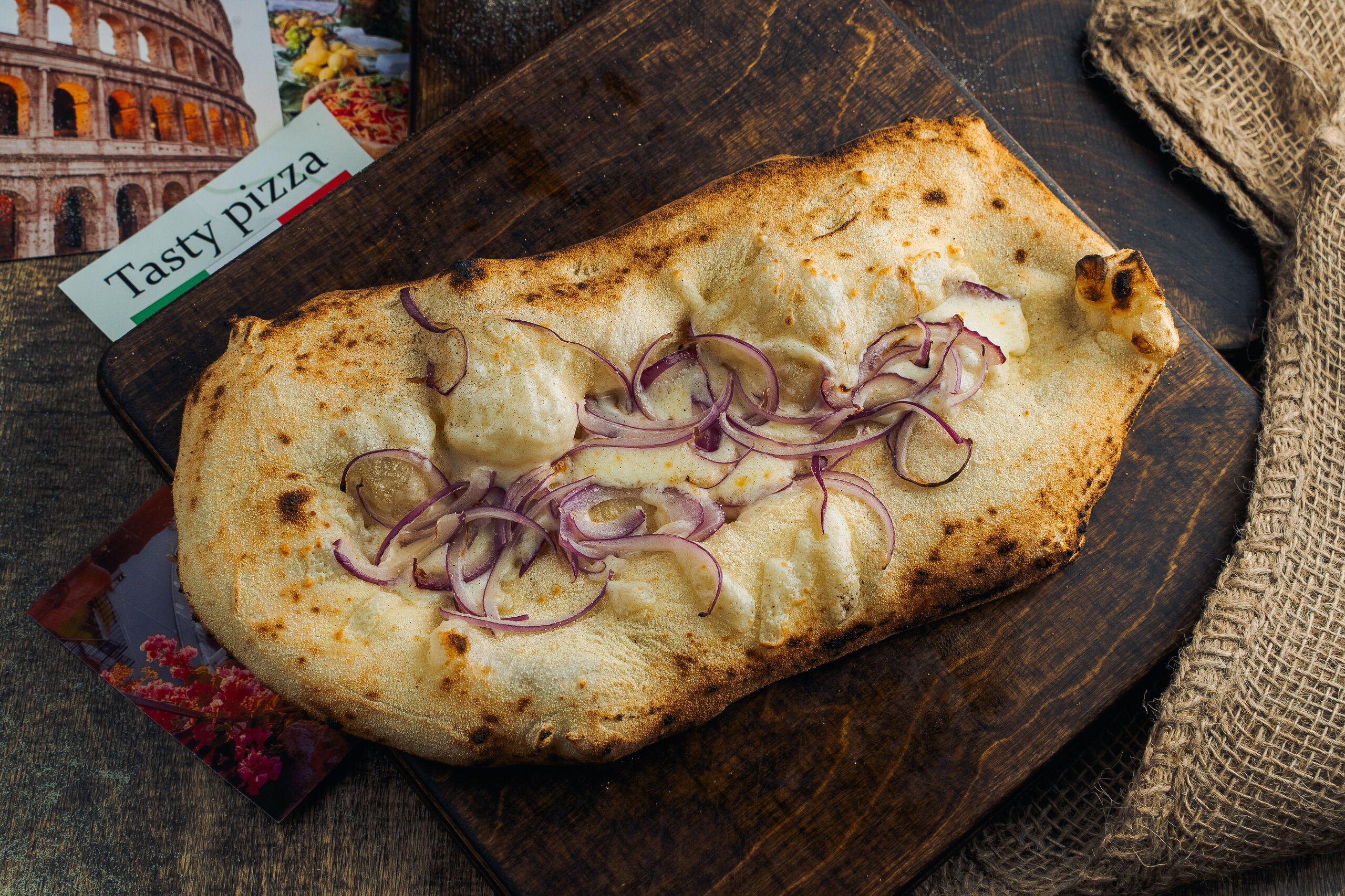 Фокаччо с красным луком и сыром