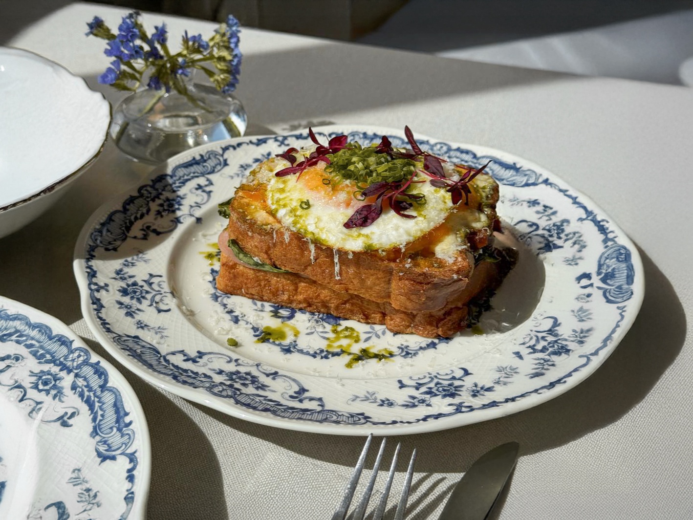 Крок-мадам на бриоши с сыром и жареным яйцом