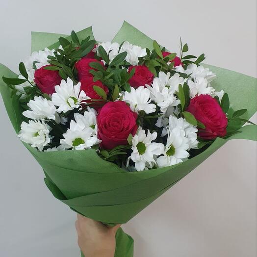 Букет розы с хризантемами