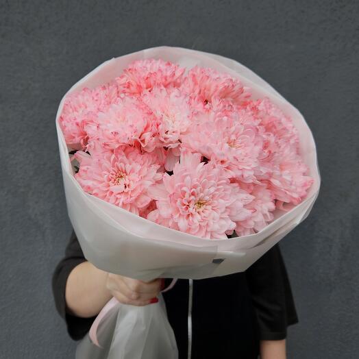 Нежный букет из розовых хризантем