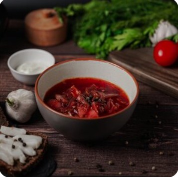 Борщ с говядиной, черным хлебом, салом