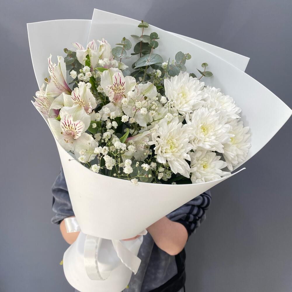 Букет из альстромерии, хризантем и гипсофилы