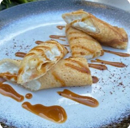 Блины с творогом, бананом и карамелью