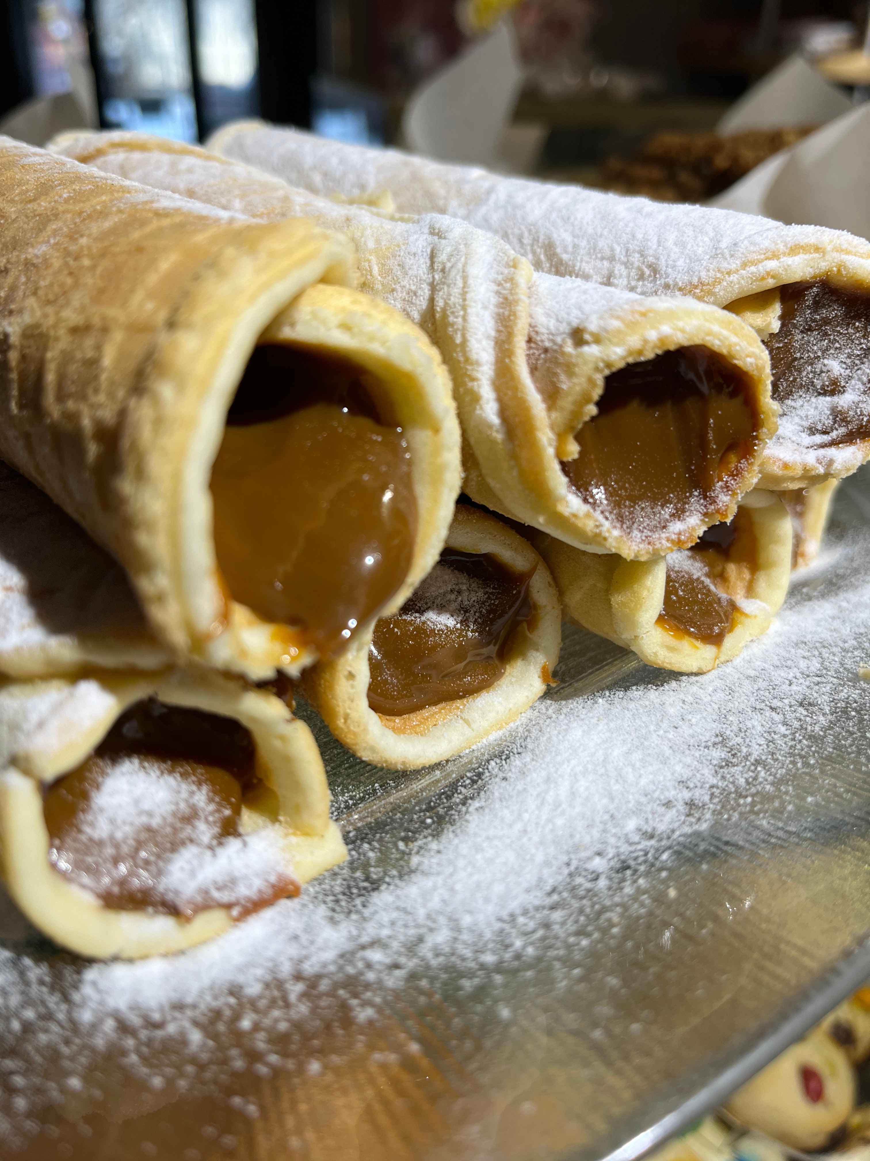 Вафельные трубочки с вареной сгущенкой