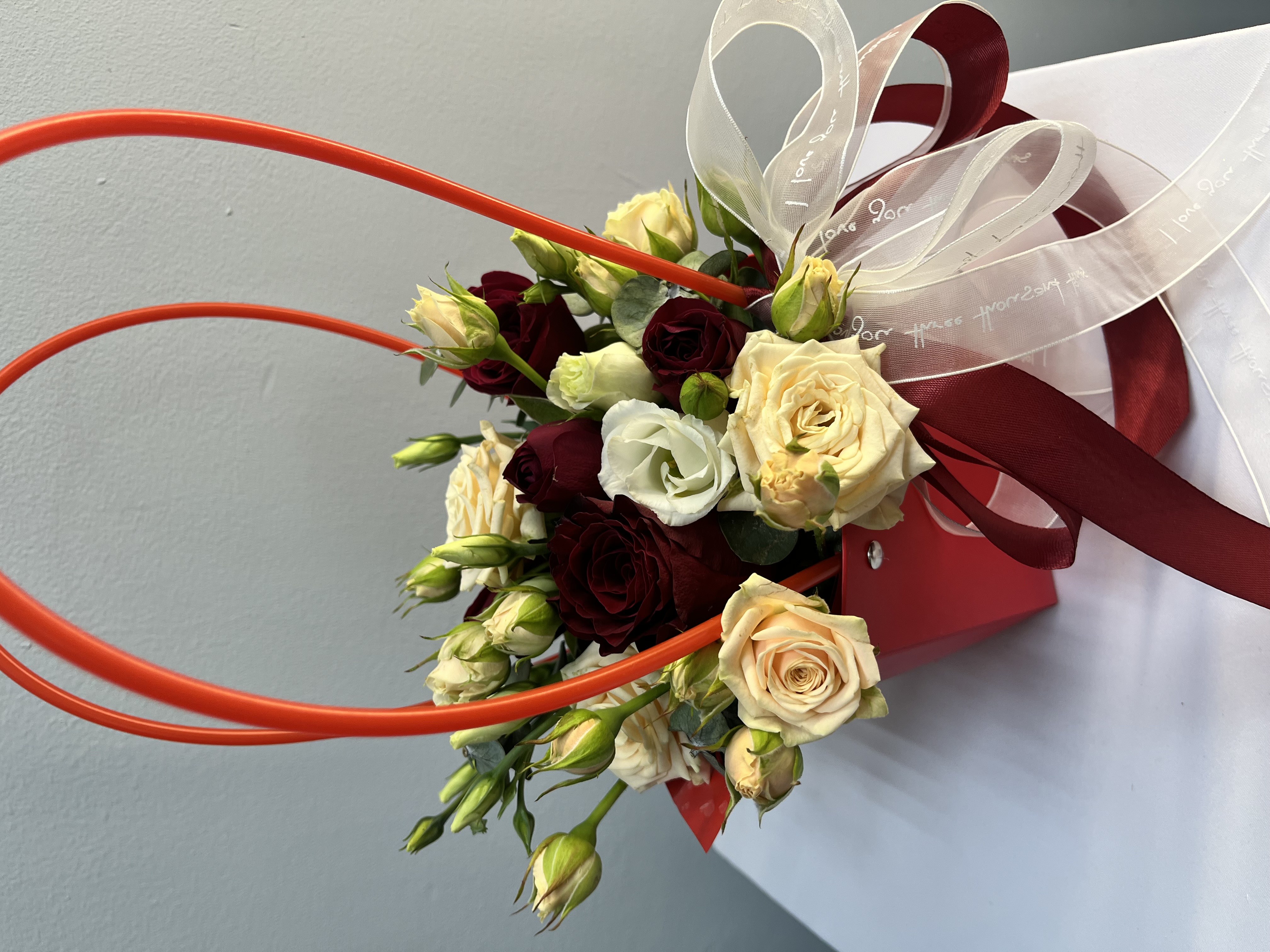 Композиция из роз в сумочке