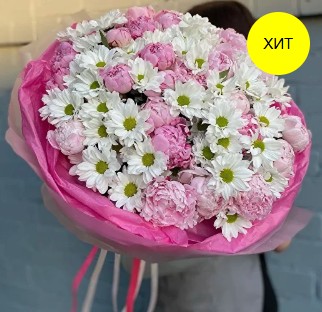 Шикарный букет из пионов и ромашковой хризантемы