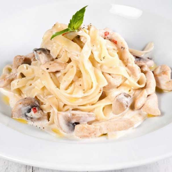Фетучини с грибами и курочкой в сливках