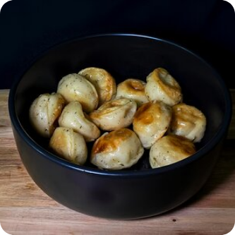 Пельмени со сливочной курицей в чесночно-масляном соусе