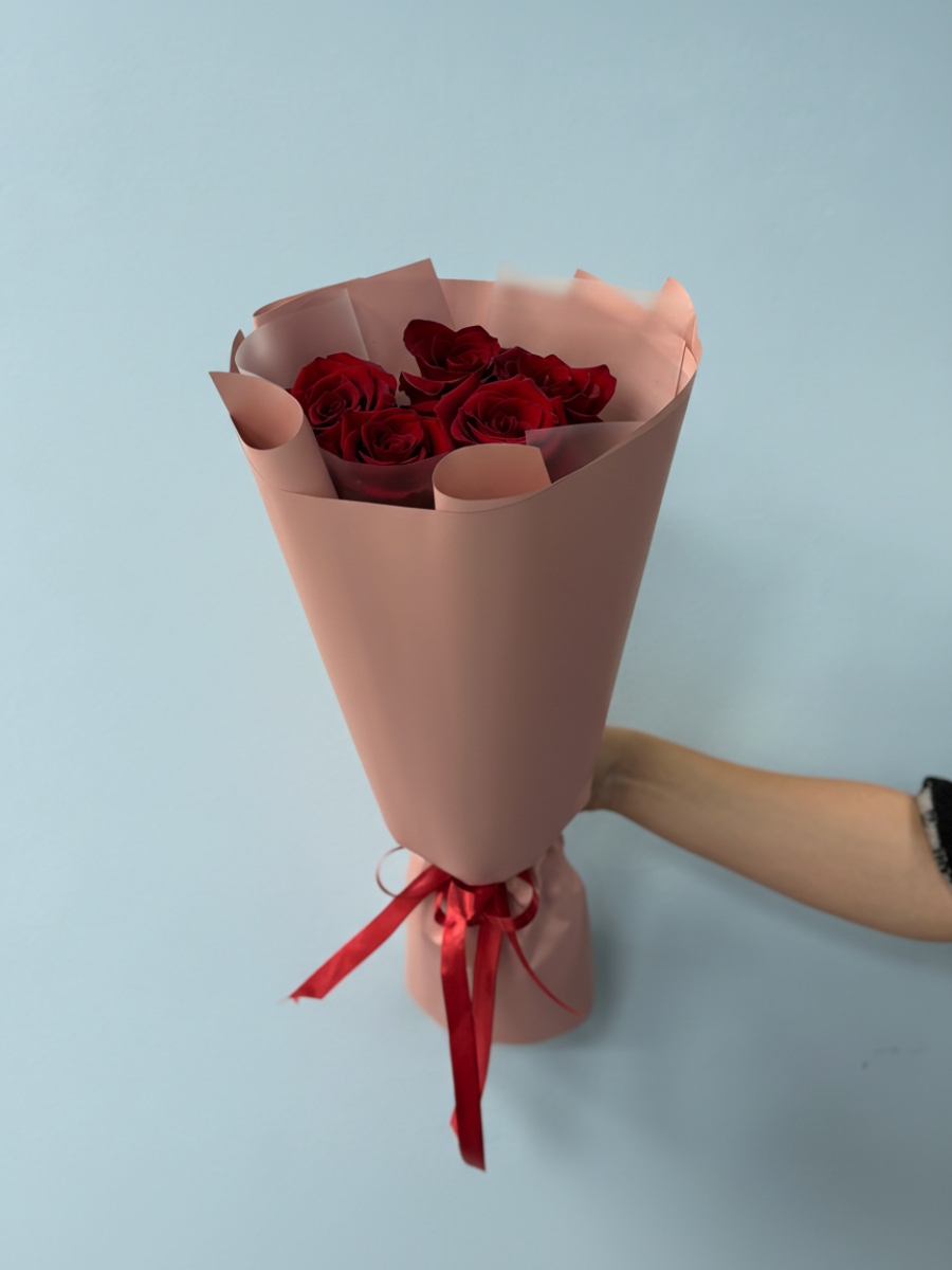Букет из 5 красных роз в упаковке 