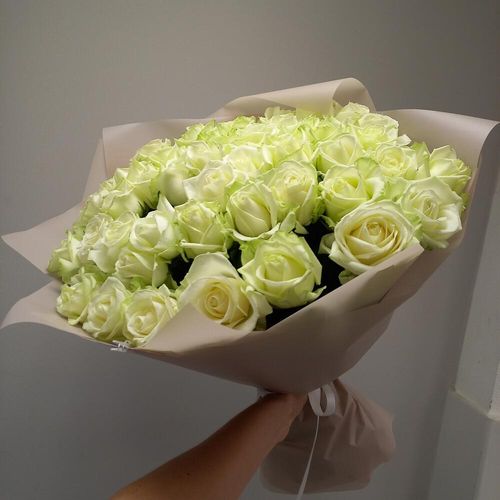 51 белая роза в дизайнерской упаковке