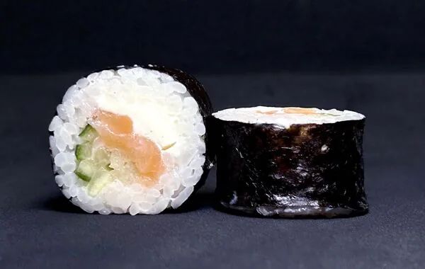 Ролл с лососем