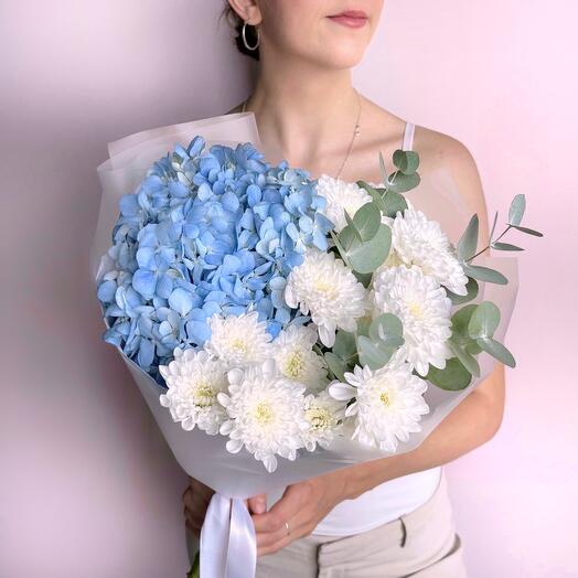 Воздушный букет голубая гортензия, кустовая хризантема и эвкалипт