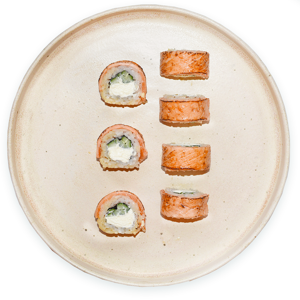 С обоженным лососем в карамельном соусе, огурцом и сыром "Филадельфия"