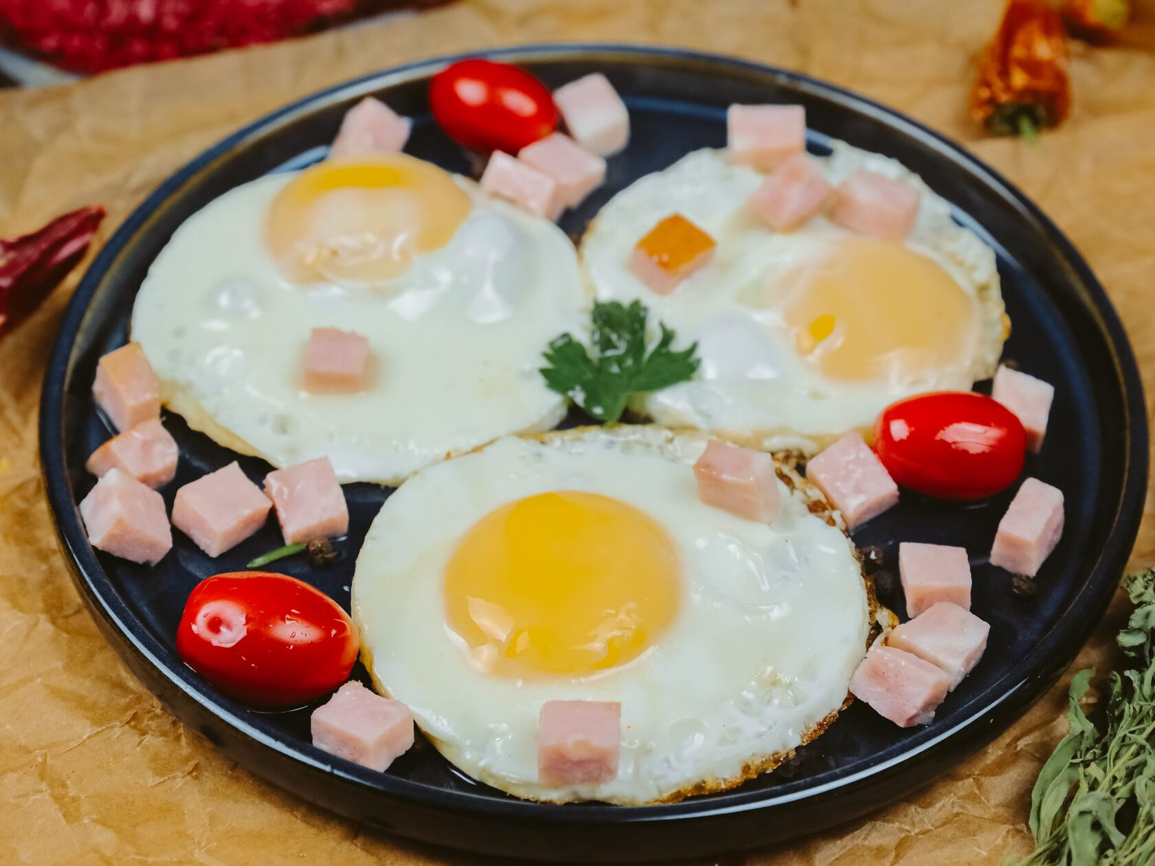 Глазунья из трех яиц с ветчиной