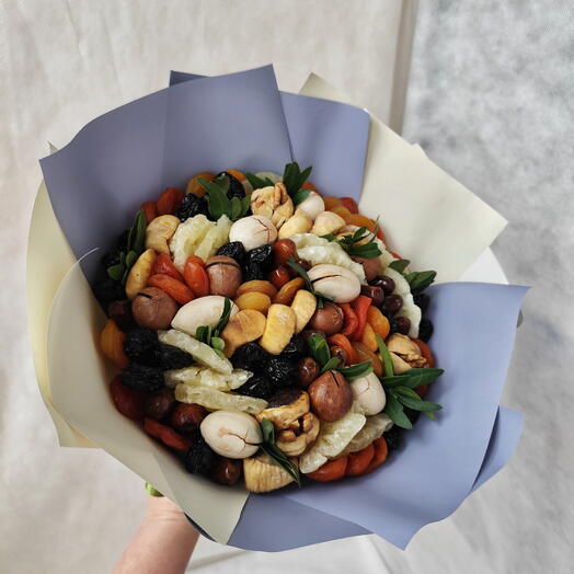 Мужской букет из сухофруктов и орехов
