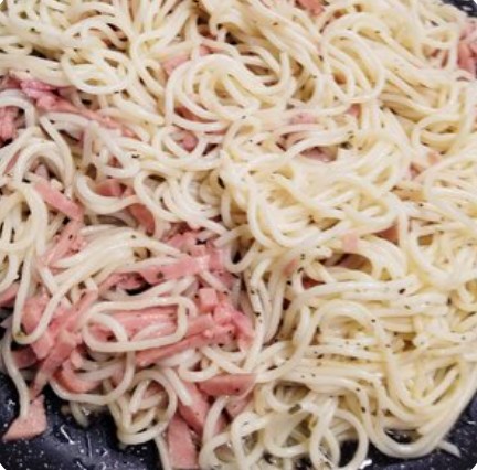 Спагетти с колбасой и сыром